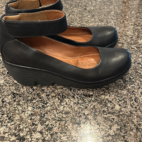 Black leather Clark’s wedge shoes size 7 1/2 - Picture 3 of 4